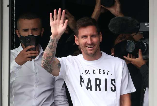 Messi se recupera da Covid e volta aos treinos do PSG