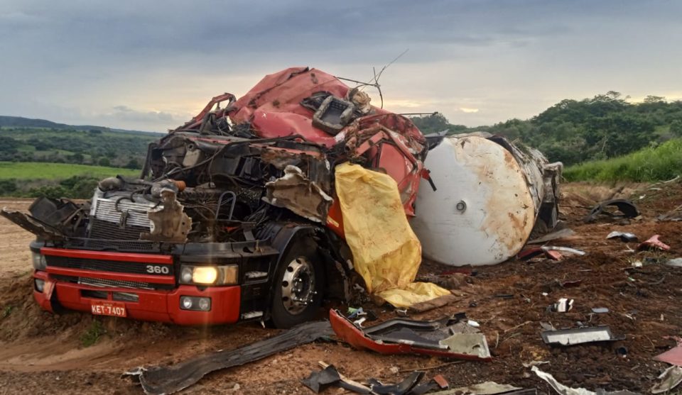 Motorista de caminhão morre em acidente na SP-333