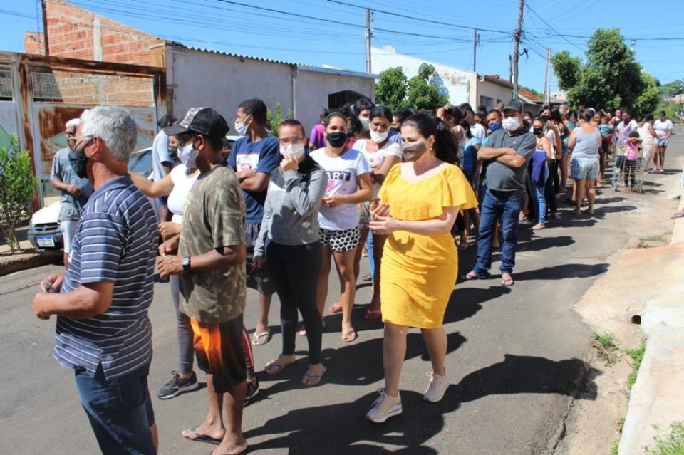 Fundo entrega cestas básicas na Vila Barros