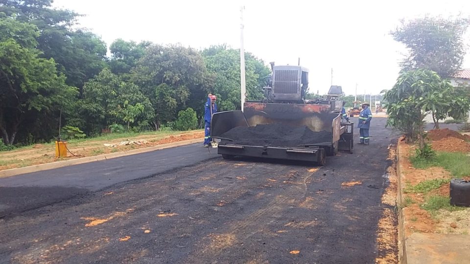 Prefeitura inicia pavimento em rua no Fernando Mauro