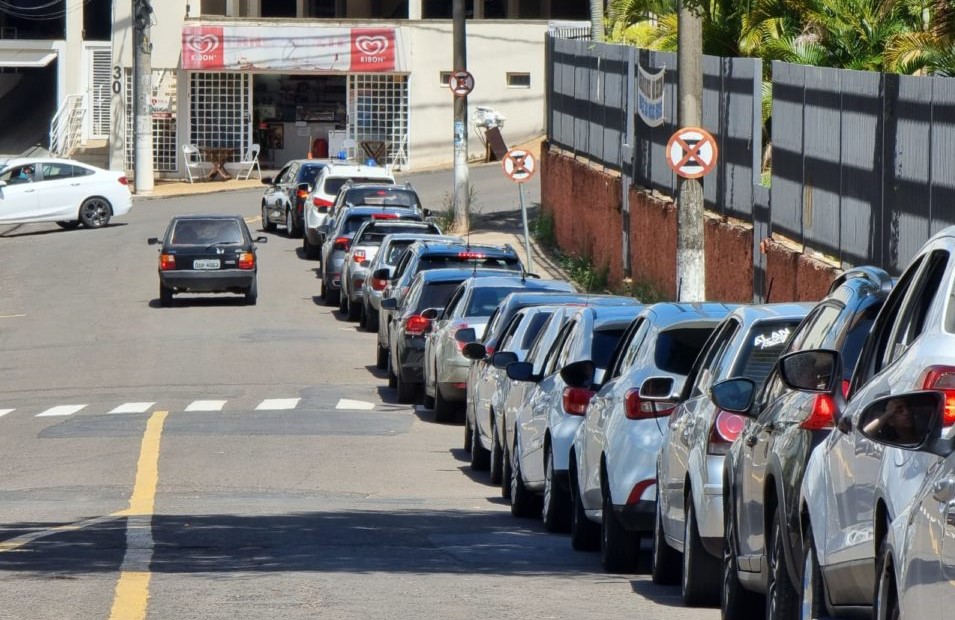 Alta na demanda faz cidadão peregrinar em busca de testes