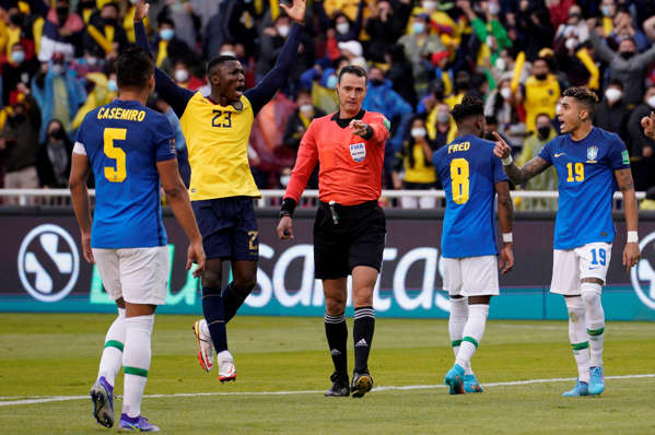 Brasil empata com Equador em jogo com duas expulsões