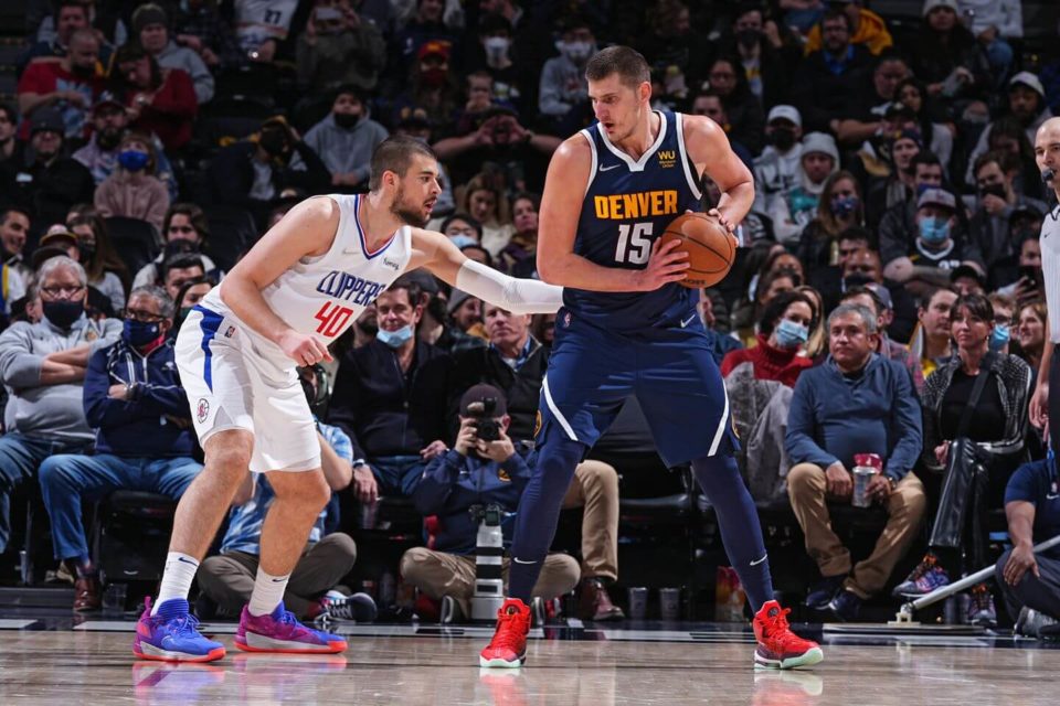 Em noite mágica de Nikola Jokic, Nuggets derrotam Clippers
