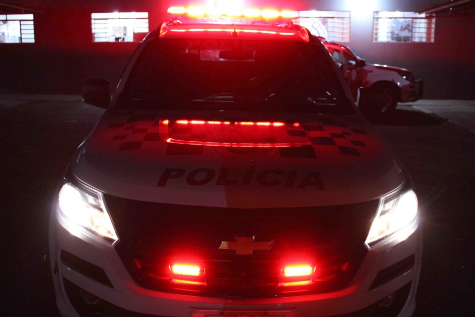 Jovem arremessa celular e tenta escapar da PM