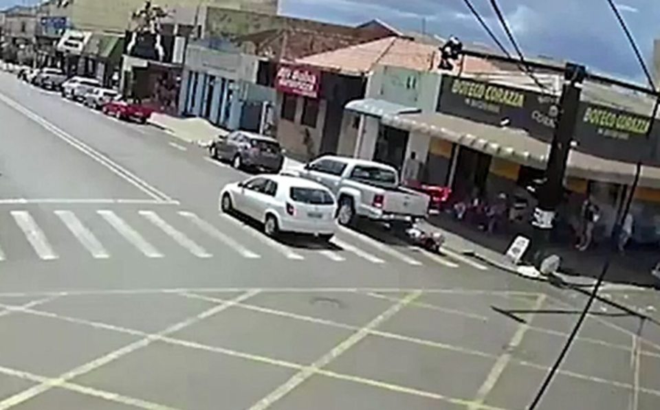 Circuito mostra atropelamento de pedestre na região
