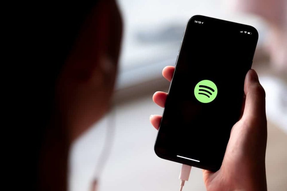 Após críticas, Spotify terá avisos em podcasts sobre a Covid-19