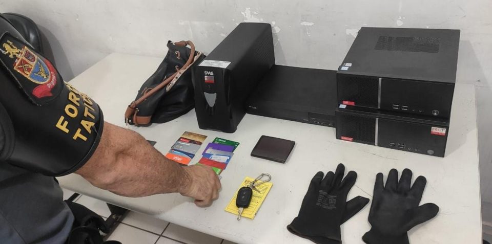 Homem é preso por roubo em sorveteria e polícia procura comparsas