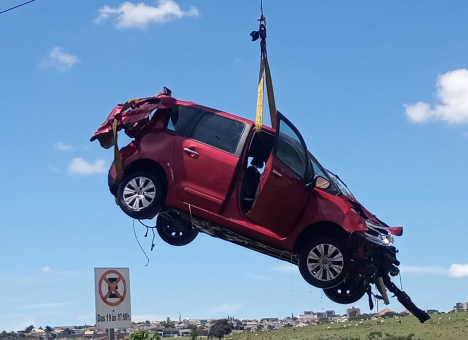 Bombeiros retiram carro que caiu na Cascata
