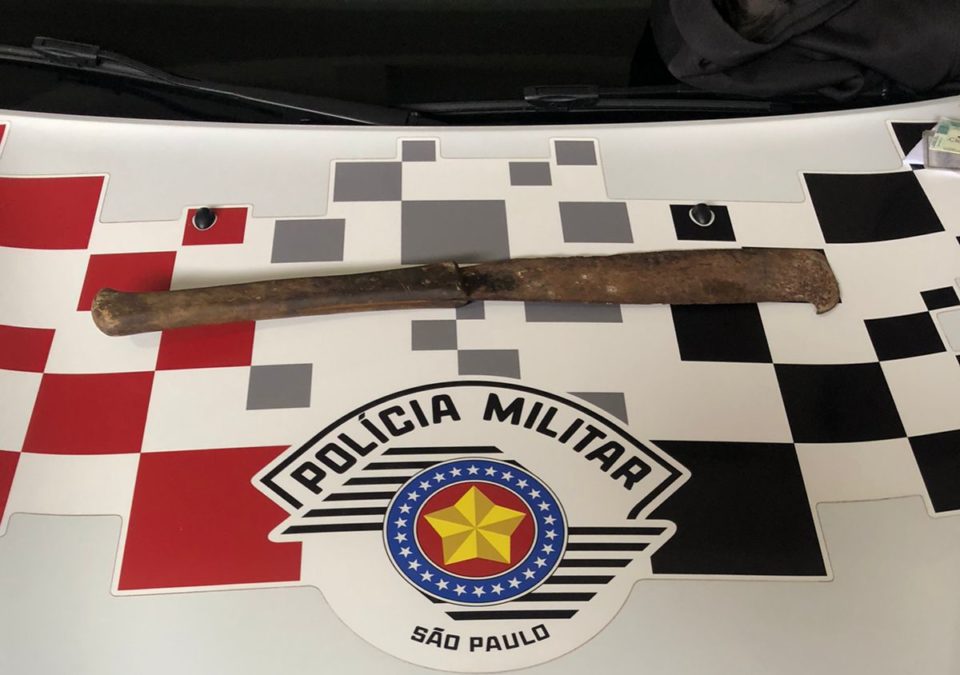 Acusado de roubo com facão é preso na zona Oeste