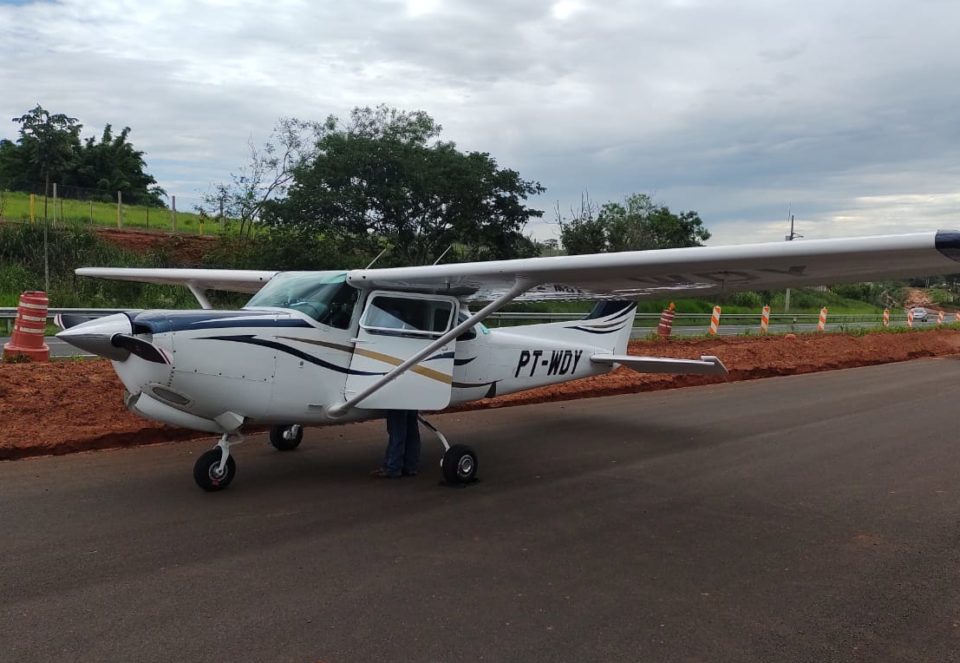 Monomotor faz pouso forçado em rodovia de Marília