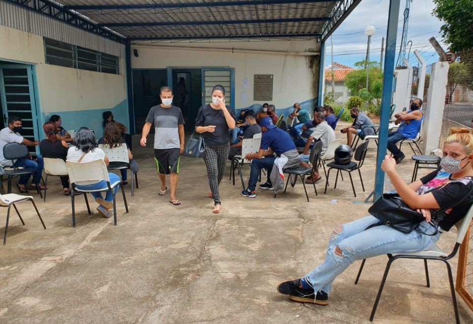 Covid-19 dispara, mas vacina segura casos graves em Marília