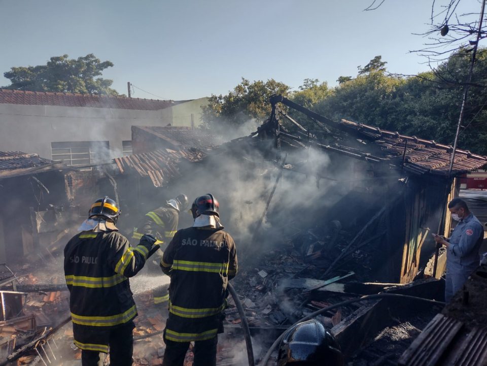 Casal de idosos é resgatado de casa em chamas na região