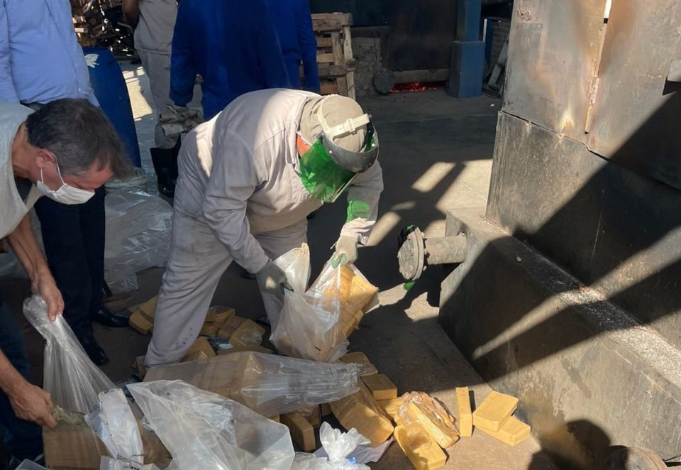 Polícia incinera drogas de ação que prendeu empresário
