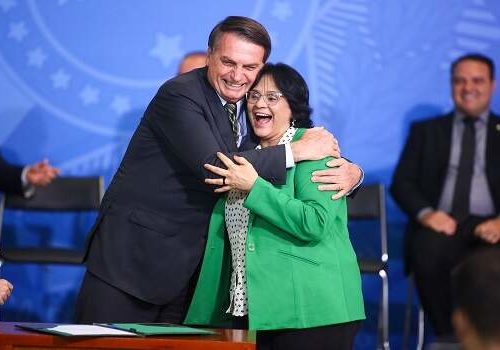 Bolsonaro cogita Damares Alves para o Senado