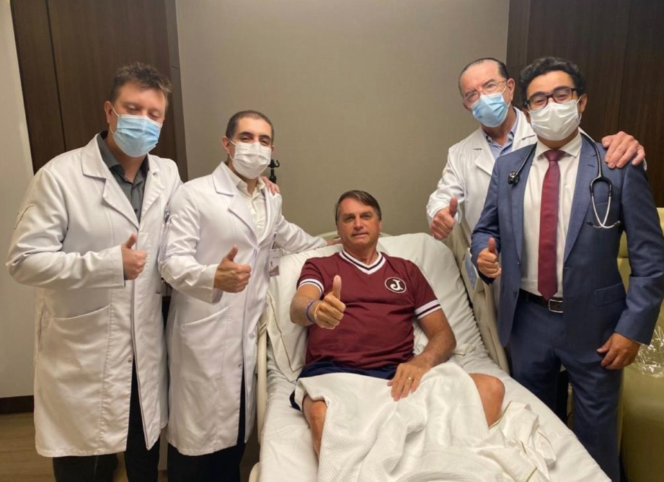 Bolsonaro publica foto com equipe médica e anuncia alta