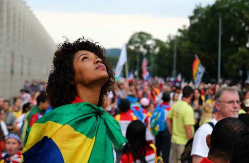 Jovem evita política nas redes sociais para não ser ‘cancelado’