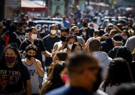 Estudo: Brasileiro confia pouco nas pessoas e isso freia avanços