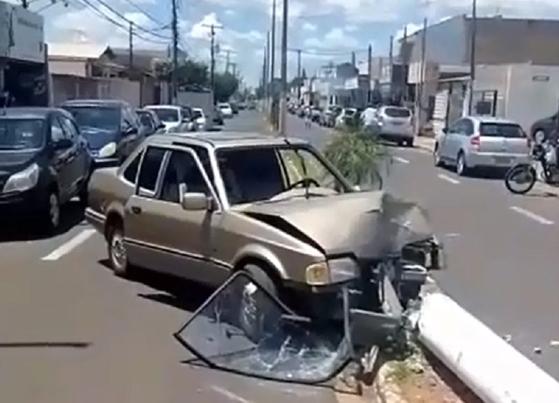 Homem bate carro, derruba poste e é preso por embriaguez