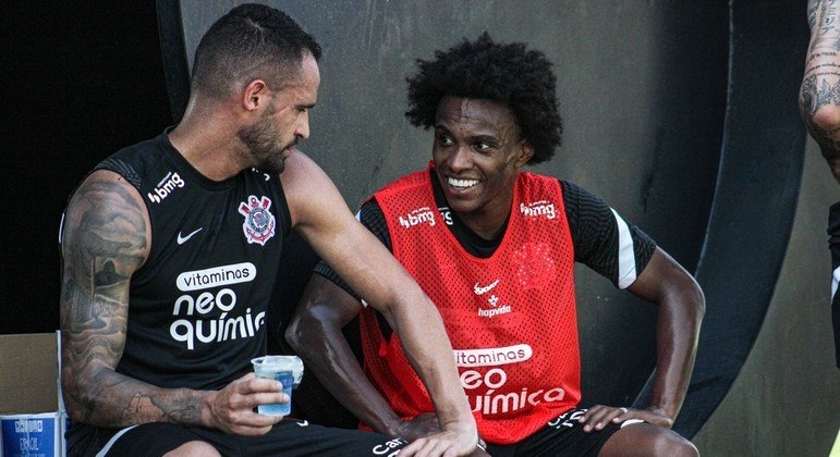Renato Augusto e Willian voltam a treinar no Corinthians