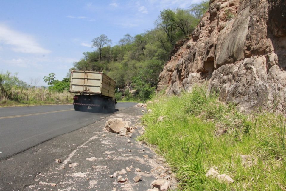 Chuvas causam rolamento de pedras na serra de Avencas