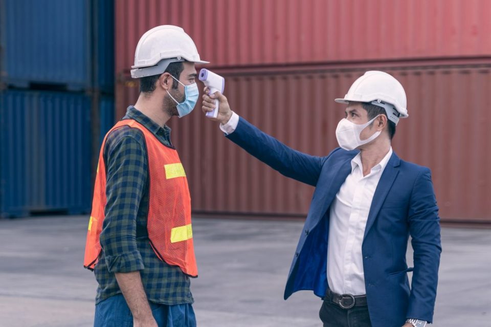 Afastamento de trabalhador com covid-19 cai para 10 dias