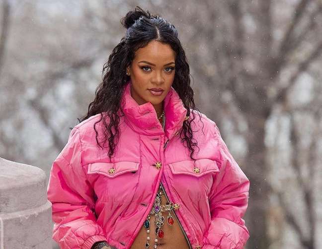 Rihanna publica 1ª foto caseira da barriga de grávida