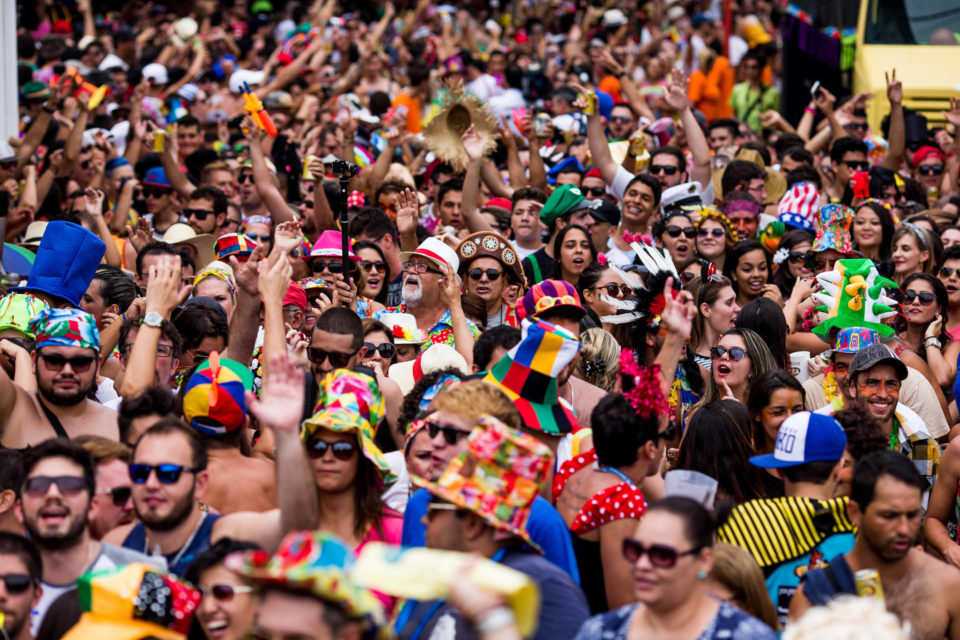 Sem eventos públicos, cidades terão festas privadas de carnaval