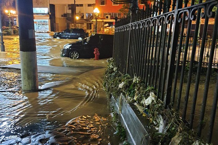 Chuva deixa mortos e provoca deslizamentos em Petrópolis