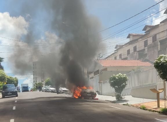 Carro pega fogo e é consumido pelas chamas na região central