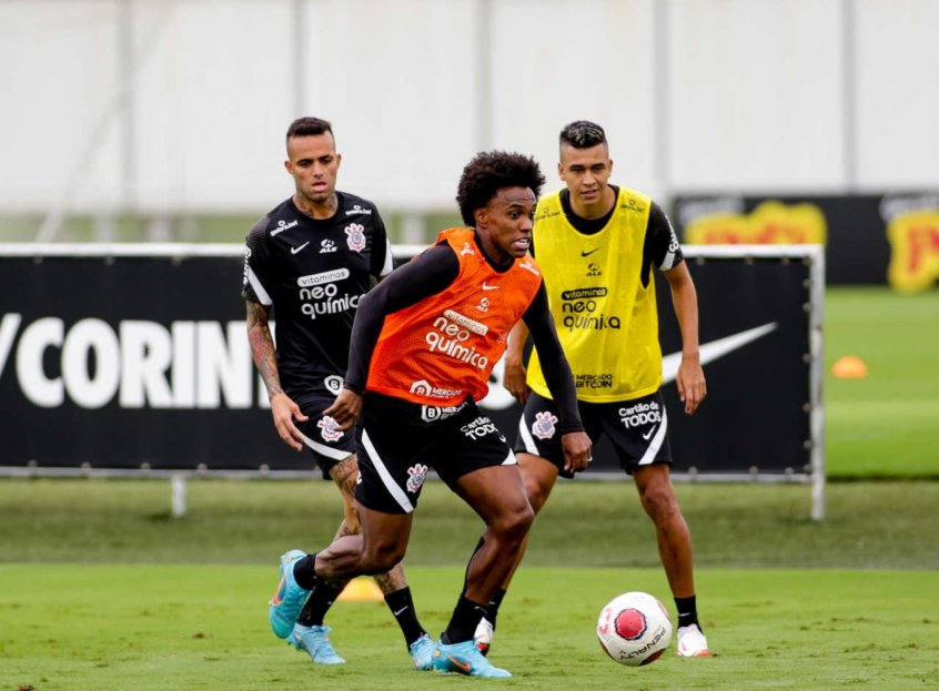 Sem técnico, defesa vira centro das atenções no Corinthians