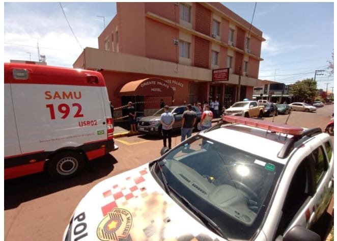 Homem é morto a tiros em saguão de hotel na região