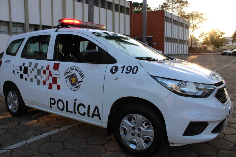 Homem é detido após furtar desodorantes e garrafas de vinho