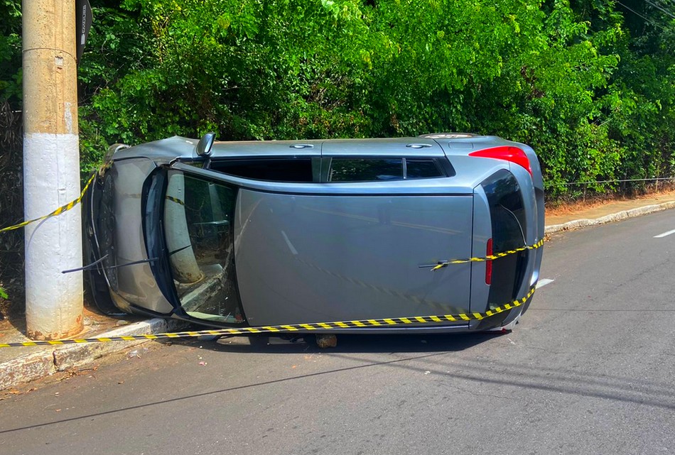 Veículo atinge poste e capota na Santa Helena