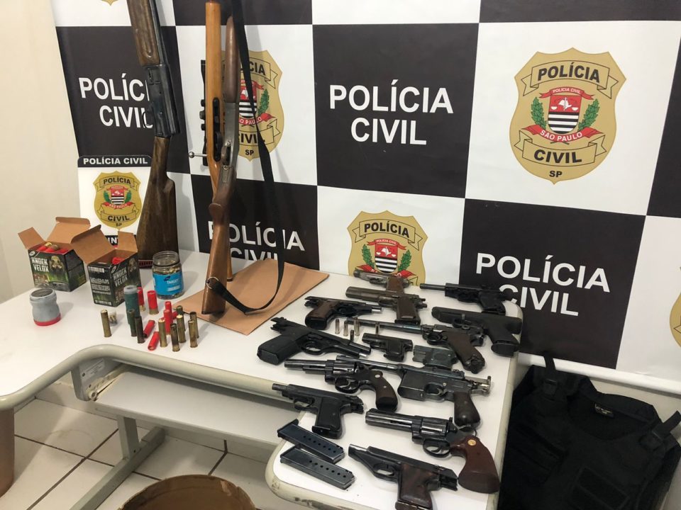 Polícia investiga arsenal de coronel preso por morte em motel