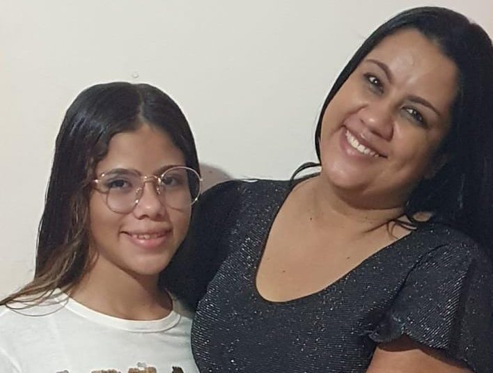 Mãe faz bolo para cirurgia de filha com doença rara