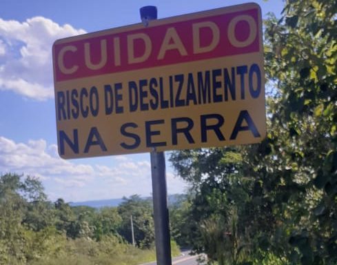 Serra de Avencas recebe placas e estrada segue liberada