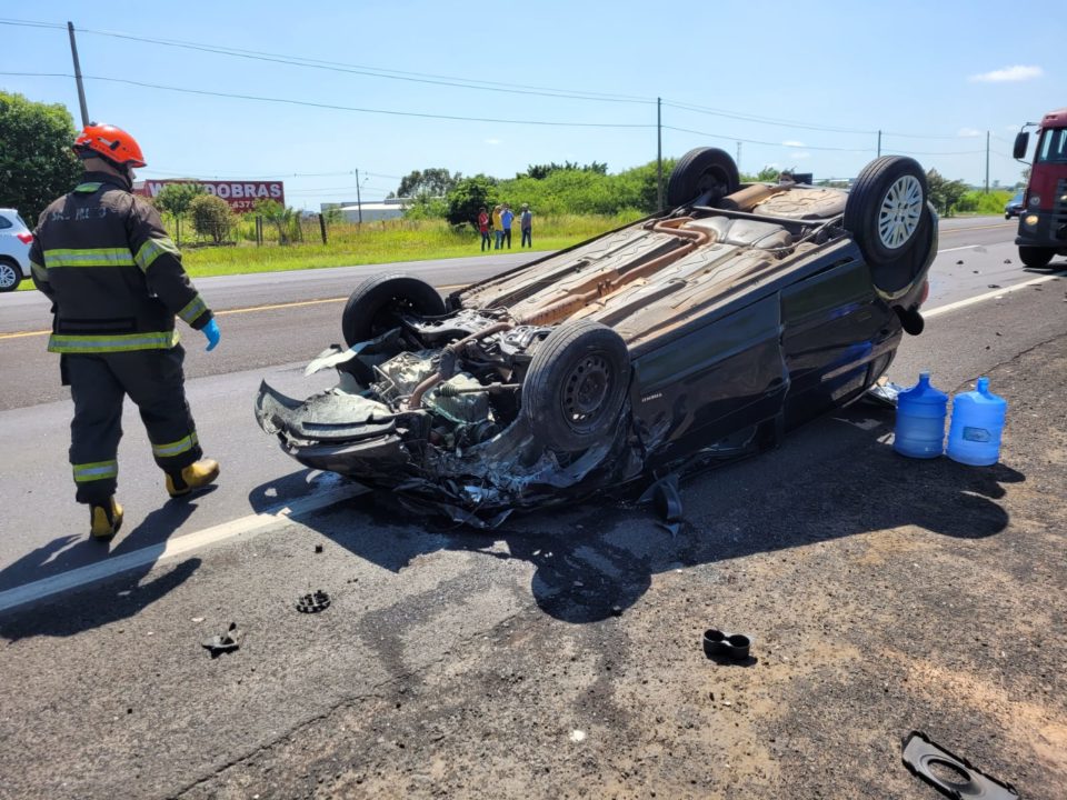 Carro colide com Amarok e capota na SP-294