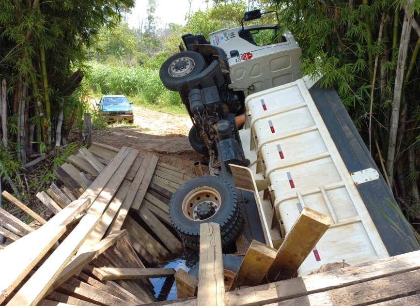 Ponte desaba na zona rural com caminhão carregado de cascalho