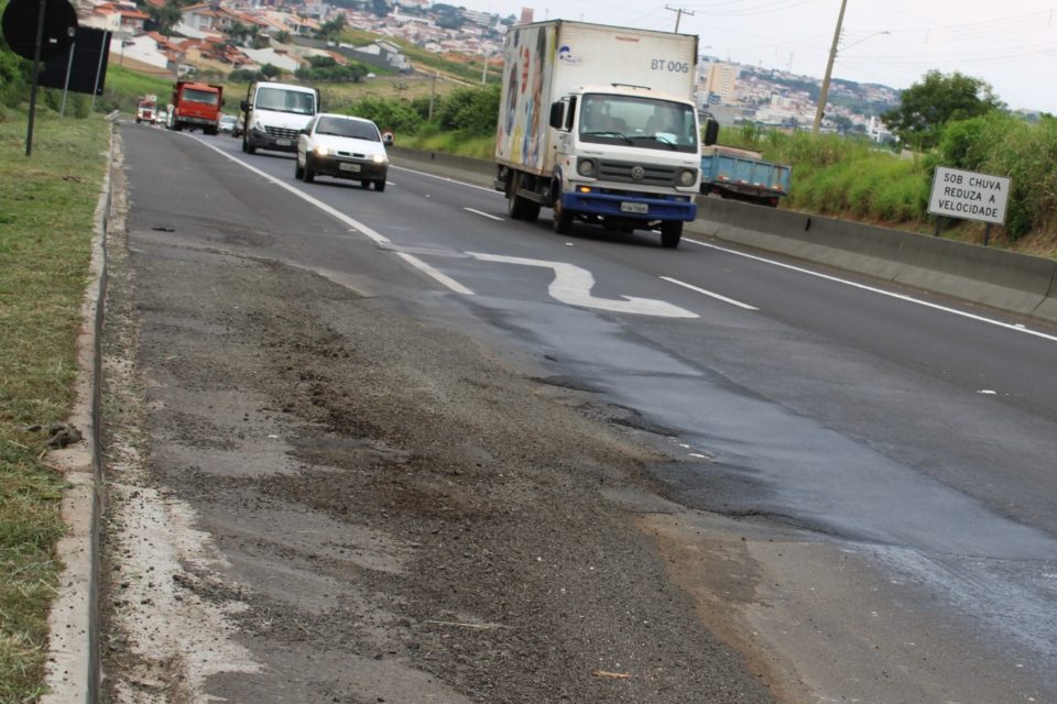 Mesmo com praça de pedágio, SP-294 tem asfalto precário