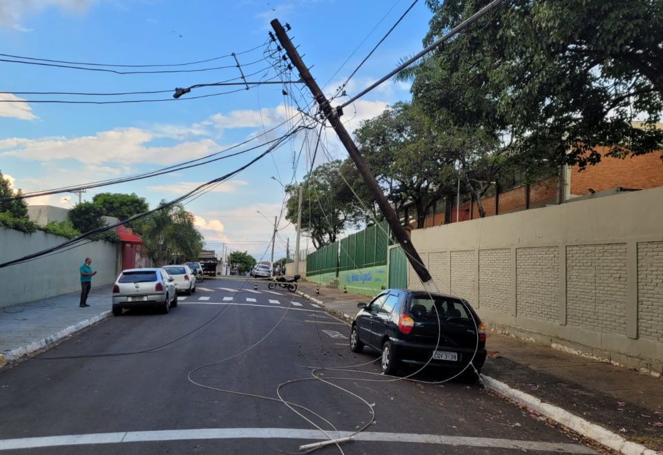 Poste cai em carro e interdita quarteirão na zona Norte