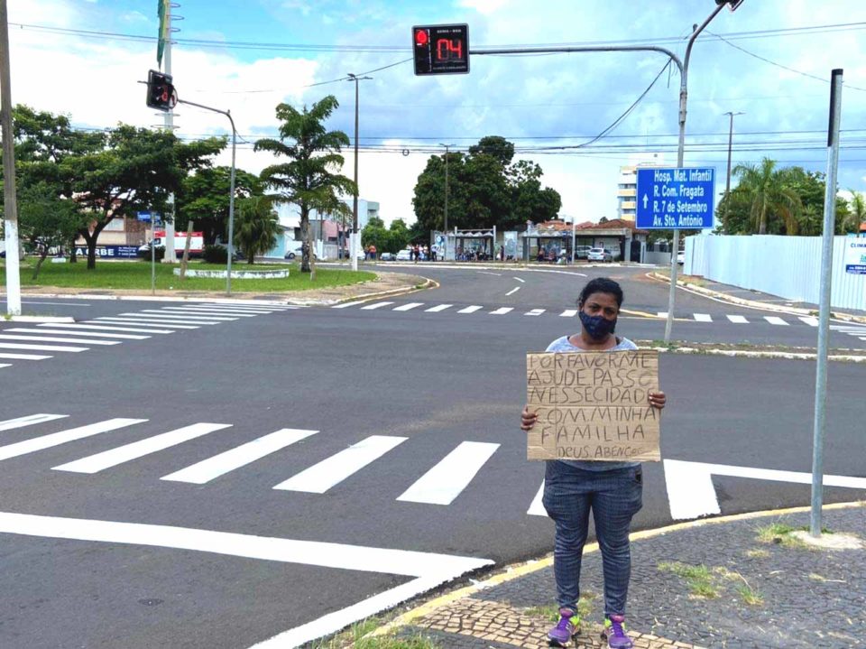 Mulher passa mais de 12h nos semáforos em busca de ajuda