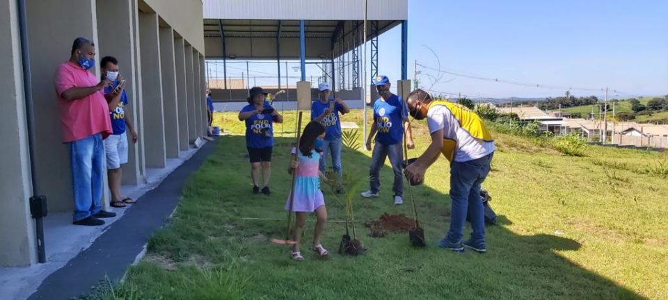 Escola do Maracá e parceiros plantam mais de 80 árvores