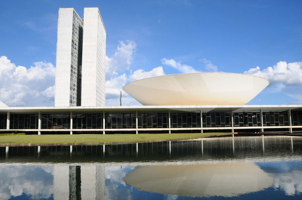 Deputados tentam destravar projeto de marco da energia