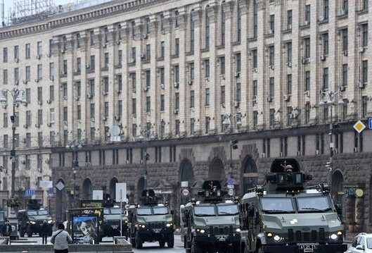 Ucrânia posiciona tanques de guerra em praça central de Kiev