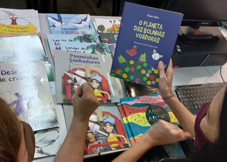 Prefeitura entrega kits de livros de literatura infantil