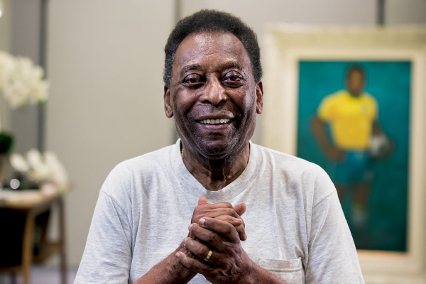 Pelé tem infecção urinária durante tratamento de câncer