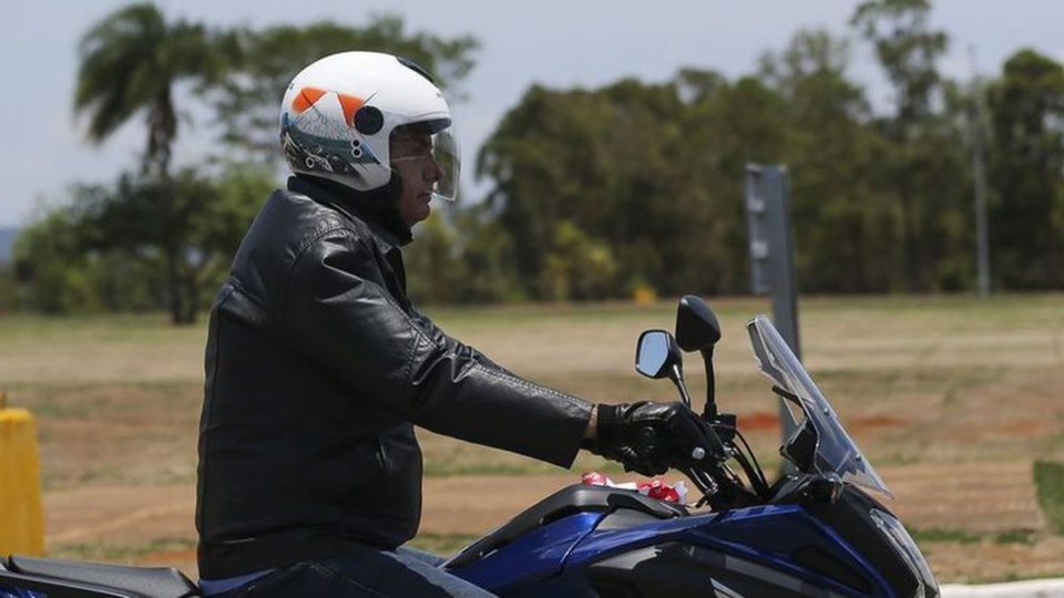 Bolsonaro ouve apoios e xingamentos em passeio de moto