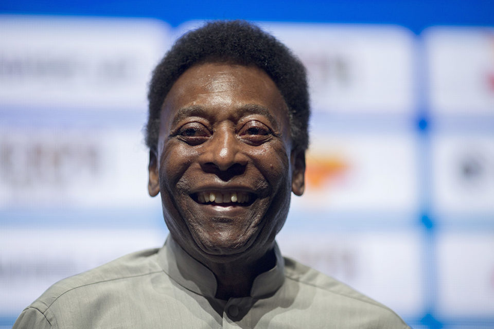 Pelé posta foto sorridente após boato sobre estado de saúde