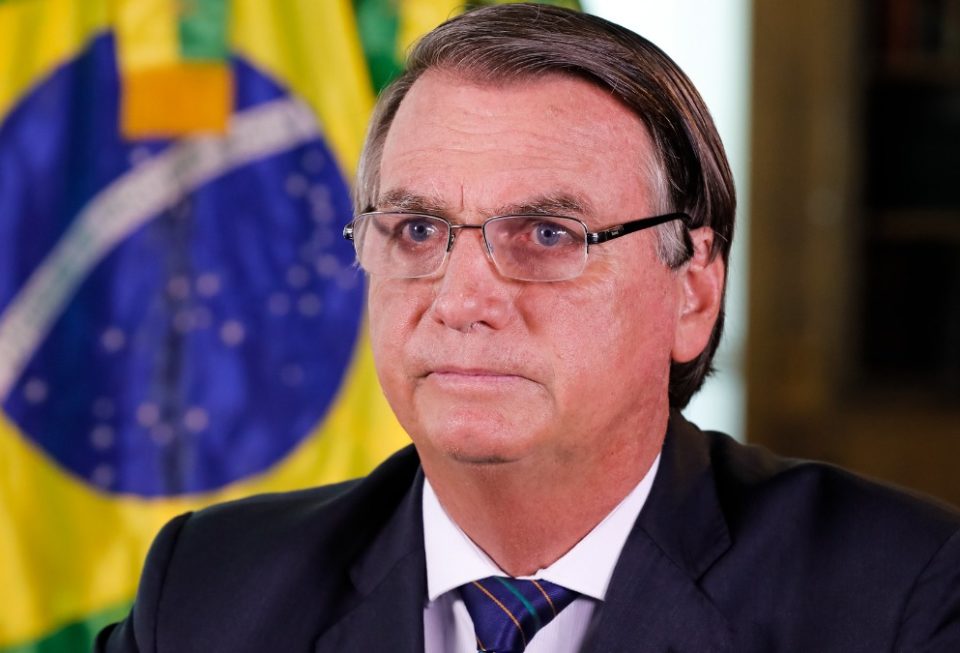 Bolsonaro oficializa novo piso de professores; municípios criticam