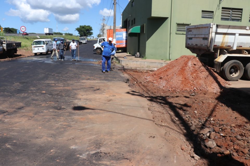 Prefeitura faz pavimentação e recape da rua Sílvio Bertonha